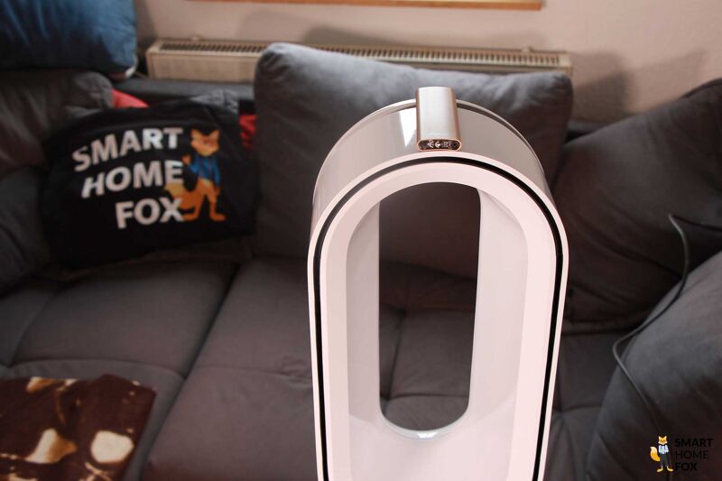 Die Fernbedienung des Dyson Purifier Hot+Cool Formaldehyde HP09 liegt magnetisch oben auf dem Turm des Geräts.